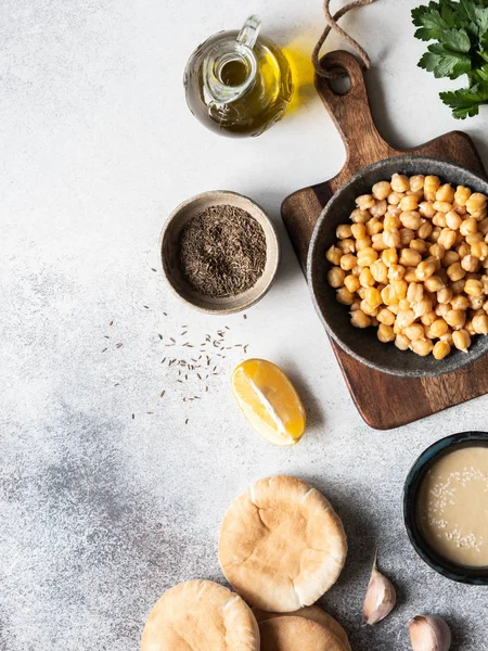 Set de ingredientes para cocinar hummus tradicional casero sobre un fondo gris. Copiar espacio. Vista superior —  Fotos de Stock