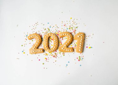 Beyaz arka planda 2021 numaralı hamur işi ve zencefilli ekmek. 2021 yeni yıl zencefilli kurabiyeleri