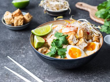 Malezya eriştesi laksa çorbası, tavuk, karides ve soya peyniri..