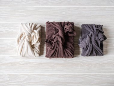 Çevre dostu kumaş yeniden kullanılabilir hediye paketi. Sürdürülebilir hediye paketleme alternatifi. Sıfır atık. Boşluğu kopyala