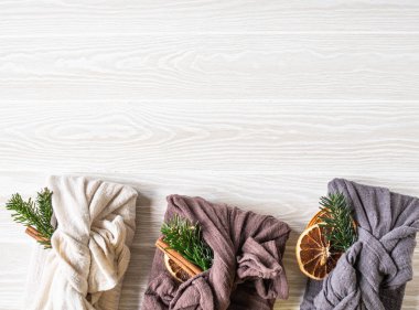 Çevre dostu kumaş yeniden kullanılabilir hediye paketleri köknar brunch, tarçın çubuğu ve kuru portakal dilimi. Noel yeniden kullanılabilir hediye paketleme alternatifi. Sıfır atık. Boşluğu kopyala