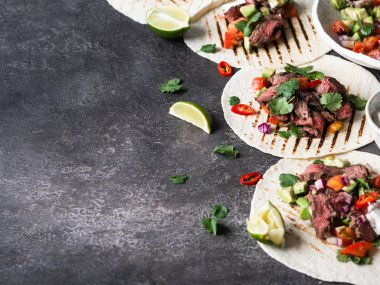 Sebzeli tortilla ve biftek dilimleri. Avokadolar, domatesler, kırmızı soğanlar ve kişniş ve limon suyu ile tortilla. Meksika yemeği.