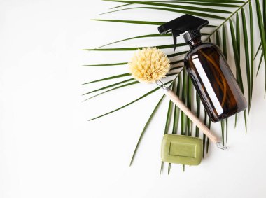 Sıfır atık ev temizlik konsepti. Eko ev temizliği için çeşitli malzeme ve malzemeler. Üst görünüm