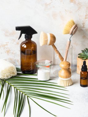 Sıfır atık ev temizlik konsepti. Eko ev temizliği için çeşitli öğeler ve malzemeler