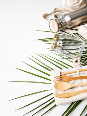 Beyaz arkaplandaki çeşitli yeniden kullanılabilir ögelerden sıfır atık seti.