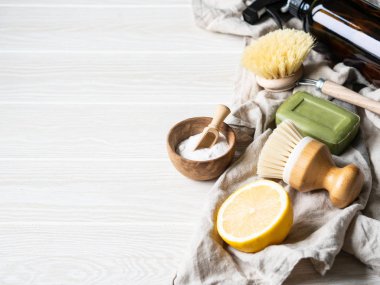 Sıfır atık ev temizlik konsepti. Eko ev temizliği için çeşitli öğeler ve malzemeler.