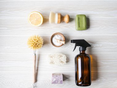 Sıfır atık ev temizlik konsepti yatıyordu. Eko ev temizliği için çeşitli malzeme ve malzemeler. Uzayı kopyala Üst görünüm