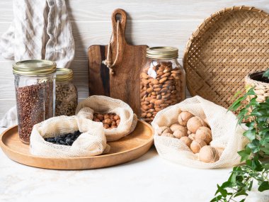 Atık olmayan ev hayatı. Çevre için yeniden kullanılabilir ürünlerin depolandığı mutfak ve sıfır atık yaşam. Plastiksiz hayat. Sıfır atık. Boşluğu kopyala