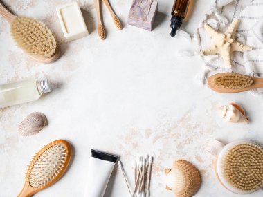 Farklı vücut fırçaları, beyaz pamuk havlu, sünger taşı, bambu diş fırçası, saç fırçası, kozmetik aromalı sabun. Üst Manzara. Boşluğu kopyala