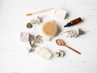 Düz kadın vücut bakım ürünleri. Sıfır atık. Çevre dostu banyo seti. Üst görünüm