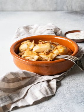 Geleneksel Polonya yemeği - pierogi veya hamur tatlısı veya vareniki patates ve mantar