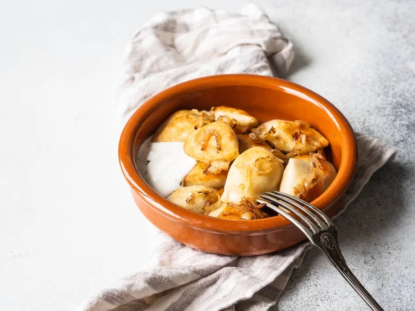 El plato tradicional polaco - pierogi o albóndigas o vareniki las patatas y las setas — Foto de Stock