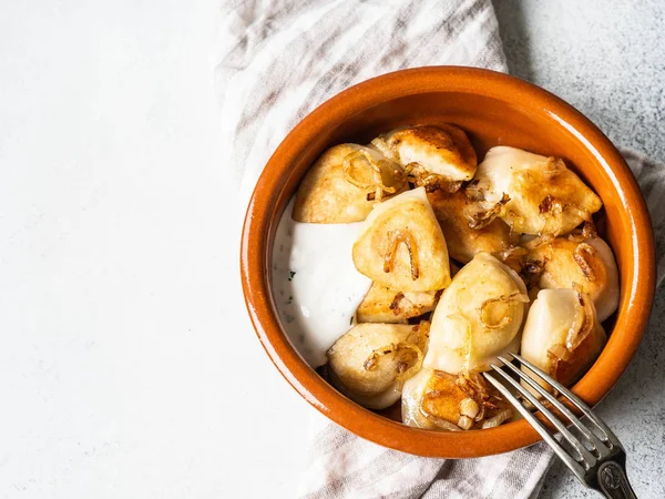 El plato tradicional polaco - pierogi o albóndigas o vareniki las patatas y las setas —  Fotos de Stock