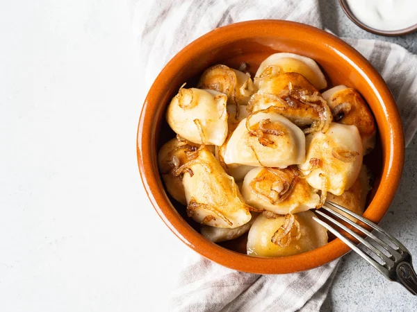 El plato tradicional polaco - pierogi o albóndigas o vareniki las patatas y las setas — Foto de Stock