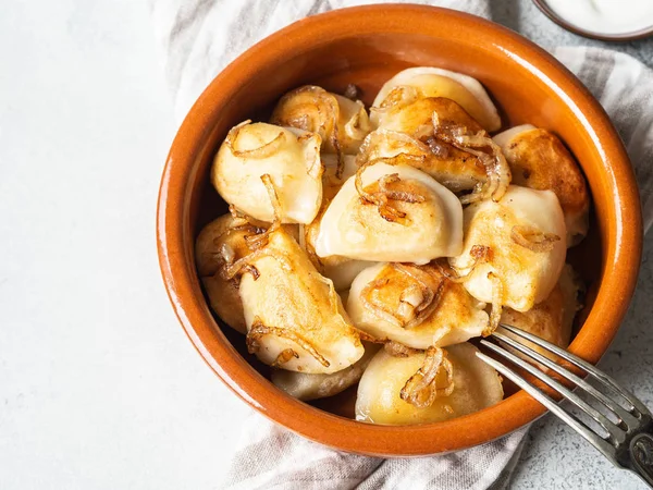 El plato tradicional polaco - pierogi o albóndigas o vareniki las patatas y las setas —  Fotos de Stock