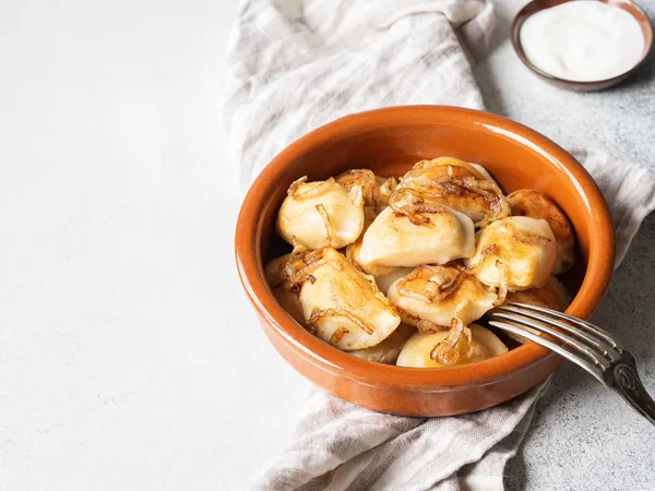 El plato tradicional polaco - pierogi o albóndigas o vareniki las patatas y las setas —  Fotos de Stock