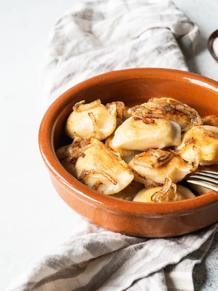 Традиционное польское блюдо - пельмени или пельмени или вареники картофель и грибы — стоковое фото