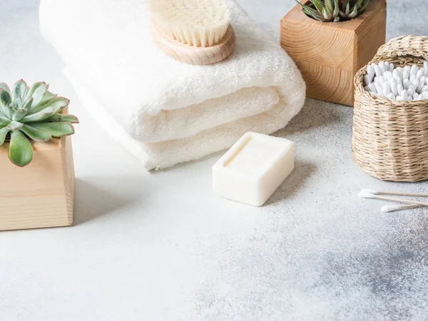 Différents articles pour le soin de la peau des femmes dans la salle de bain sur fond gris. Espace de copie — Photo