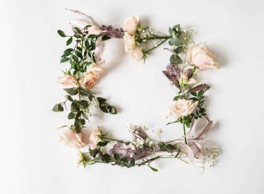 Çerçeve rengarenk çeşitli çiçekler ve beyaz arka planda yapraklar. Üst Manzara. Boşluğu kopyala