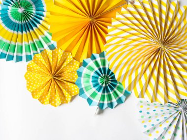 Tatiller için çeşitli renkli yuvarlak kağıt dekorlar ve beyaz arka plandaki partiler. Üst Manzara. Boşluğu kopyala