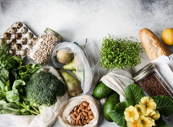 Yemek pişirmek için sağlıklı vejetaryen malzemeleri. Çeşitli temiz sebzeler, otlar, dokuma poşetlerindeki meyveler. Marketten plastiksiz ürünler. Sıfır atık kavramı düz. — Stok fotoğraf