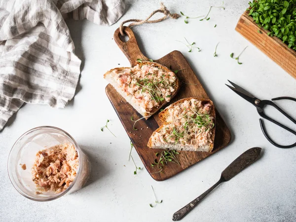 Toasts sains avec pâté de saumon et choux verts frais sur pain sans levure sur planche à découper sur fond gris. Espace de copie — Photo