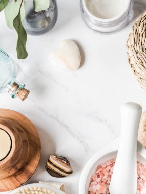 Kadın vücut bakım ürünleri çerçevesi. Kozmetik ürünleri, beyaz mermer arka plandaki aksesuarları gösteriyor. Temiz ve Sağlıklı Güzellik konsepti