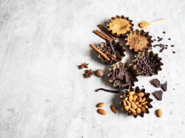 Fırın malzemeleri: esmer şeker, kakao, badem, koyu çikolata ve gri mermer kaplama baharatlar. Üst Manzara. Boşluğu kopyala