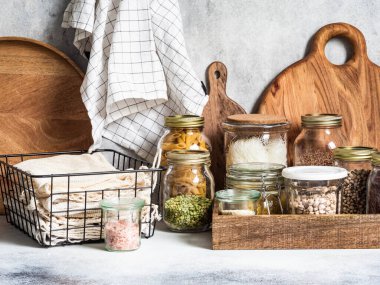 Atık olmayan ev hayatı. Çevre için yeniden kullanılabilir ürünlerin depolandığı mutfak ve sıfır atık yaşam. Plastiksiz yaşam.