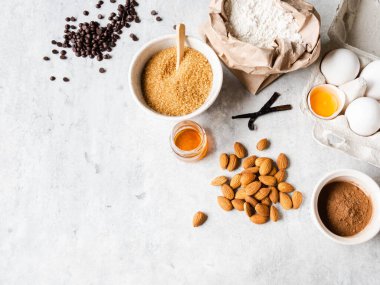 Beyaz arka planda pişirmek için çeşitli besin maddeleri pişirmek. Uzayı kopyala Üst Manzara. Pişirme konsepti. Model.