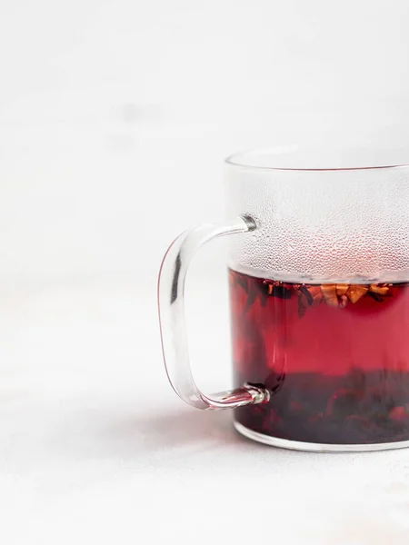 玻璃透明杯子与紫色热芙蓉茶与切片各种干果和浆果分离的生活方式照片 — 图库照片