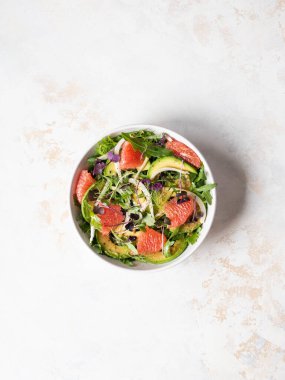 Beyaz kasede greyfurt ve rezene salatası. Üst görünüm