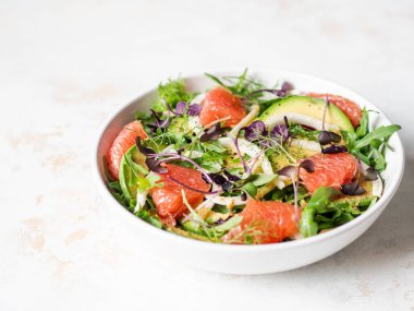 Greyfurt ve rezene salatası Dijon hardal soslu ve mor lahanalı.