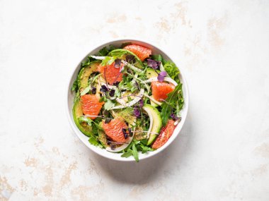 Beyaz kasede greyfurt ve rezene salatası. Üst görünüm