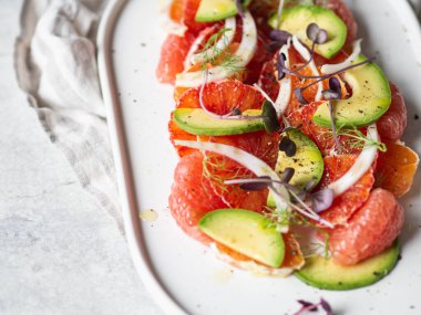 Citrus, avokado ve soslu rezene salatası ve mor lahanalar.