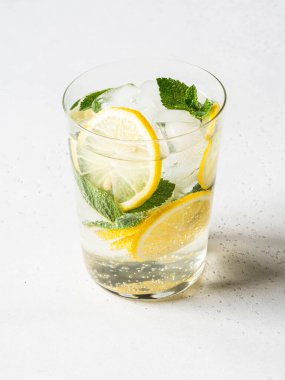 Beyaz arka planda buzla kaplı ev yapımı limonata..