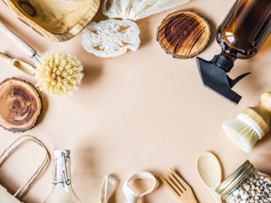 Sıfır atık. Çevre dostu bir set. Bej arka planda fırça, çanta, şişe ve kavanoz çerçevesi. Üst görünüm