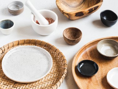 Çeşitli boş tabaklar, tepsiler, arka planda küçük kaseler ve soslar. Boşluğu kopyala