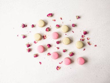 Hafif arka planda tatlı makaron kurabiyeleri ve kuru çiçeklerin bileşimi,