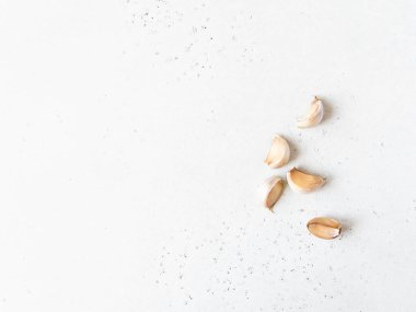 Mutfaktaki beyaz bir masada sarımsaklı karanfil. Üst Manzara. Boşluğu kopyala