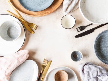 Çeşitli mutfak gereçleri. Tabaklar, tabaklar, kaşık, peçete ve sos tekneleri. Masa ayarları için tablo takımı