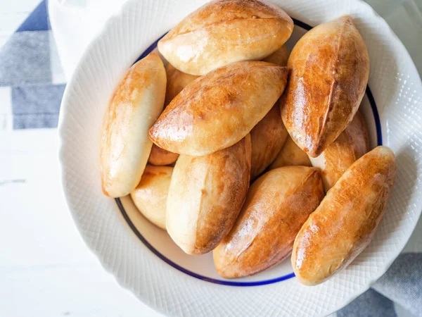 Rysk Jäst Portionerade Kakor Fyllda Vit Skål Ovanifrån — Stockfoto