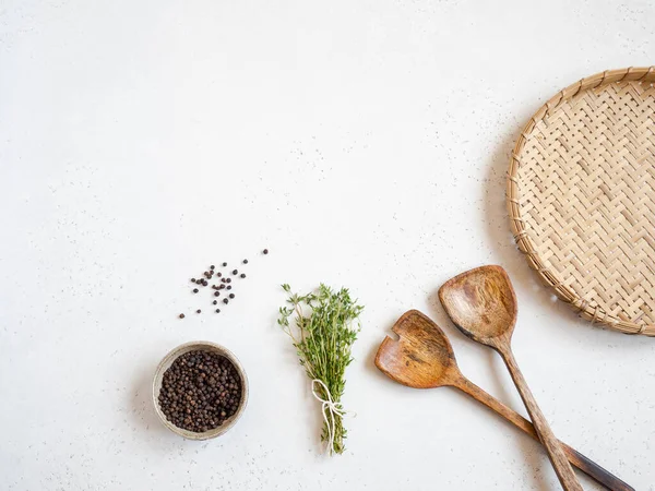 Composizione Cucina Con Vassoio Vimini Cucchiai Legno Pepe Nero Timo — Foto Stock