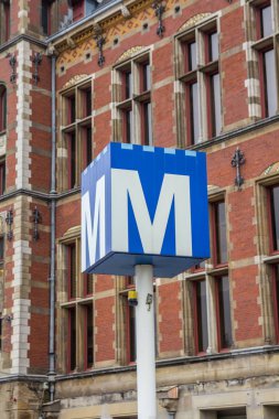 Amsterdam metro işareti mavi ve beyaz