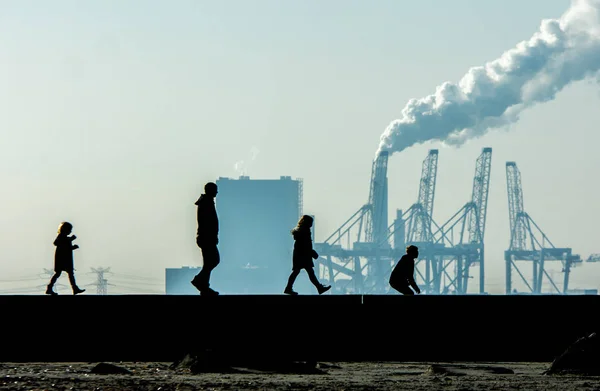 Família caminhando com porto industrial no fundo — Fotografia de Stock