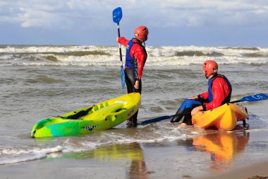 kıyı su sporları ile top kayaks otur