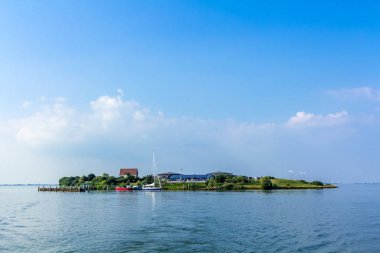 Pampus Adası'nda çevresinde düzgün deniz günbatımı
