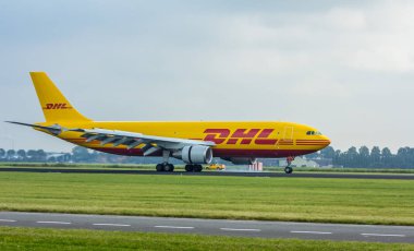 Polderbaan Schiphol Airport, Hollanda - 20 Ağustos 2016: Dhl kargo uçağı iniş