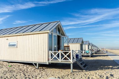 Kijkduin beach, Hollanda - 25 Ağustos 2016: üzerinde kum plaj kulübe
