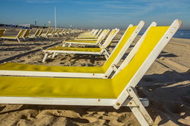 Kijkduin beach, Hollanda - 25 Ağustos 2016: sahilde plaj sandalyeleri katlama